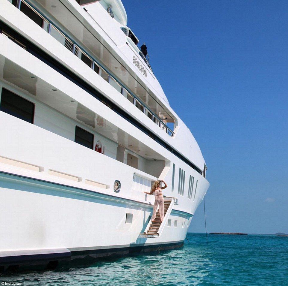 La vida de los niños ricos de Instagram - 35AFE4DA00000578-3660864-Exotic_Marcus_B_showed_off_his_vacation_to_The_Bahamas_posting_t-m-52_1466953327299-1