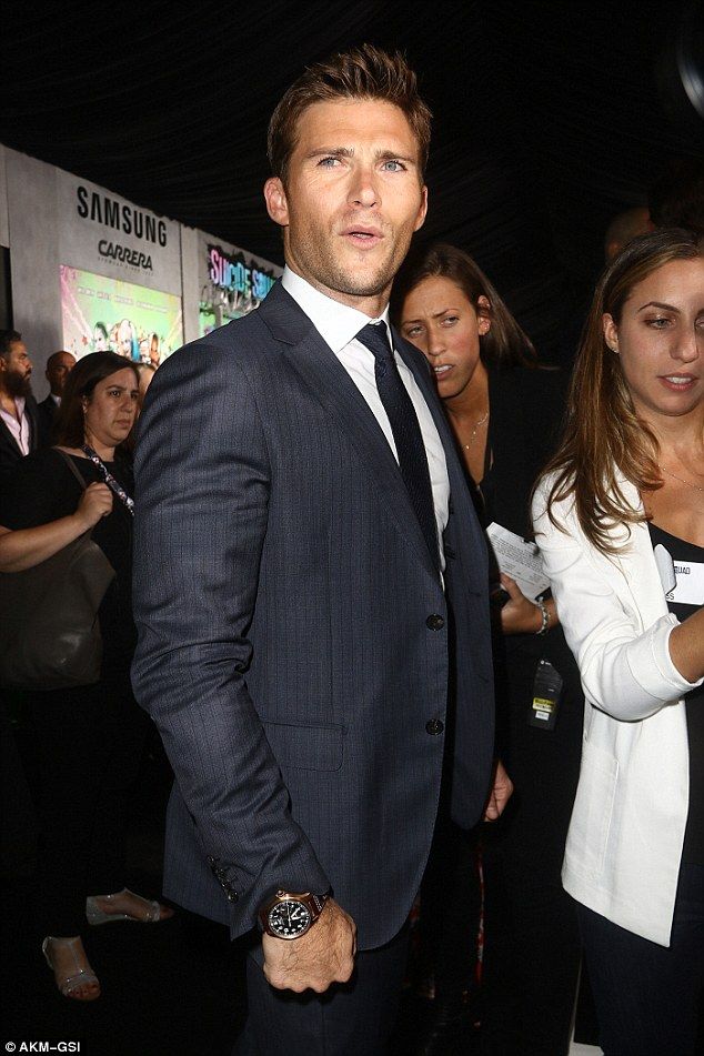 La Roca está harto de sus compañeros de reparto - 36CAC9E800000578-3731189-image-a-89_1470741940917