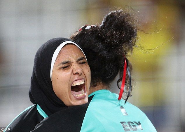 Choque cultural en el voleibol de playa femenil - 36FBD0C400000578-0-image-a-13_1470641697165