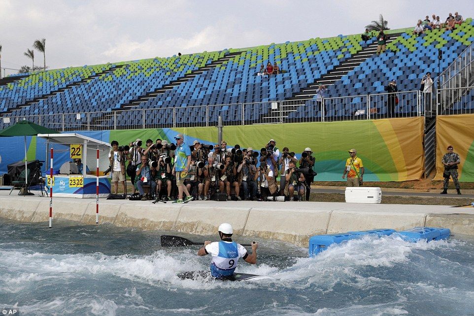 ¿Por qué hay tantos asientos vacíos en estos JJ.OO.? - 370BB9D200000578-3733019-Few_spectators_watched_the_semi_finals_of_the_Canoe_Slalom_on_Tu-a-5_1470830135000