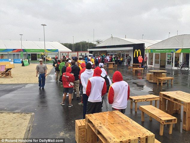 Atletas olímpicos hacen fila de 100 metros para entrar a McDonald's en Río - 371D19FB00000578-0-image-a-3_1470929975455