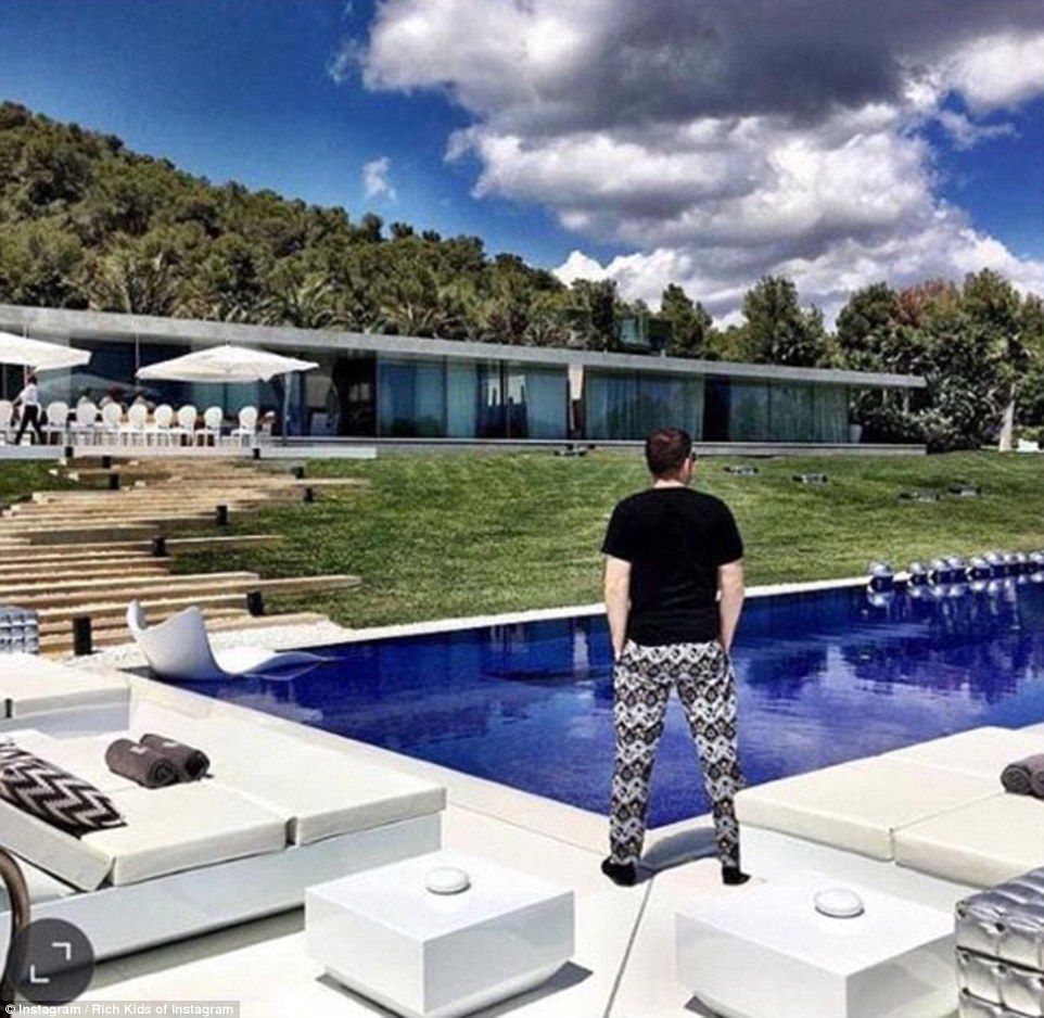 La vida de los niños ricos de Instagram - 3724934F00000578-3735857-Surveying_his_domain_Eli_Mizrahi_a_New_York_entrepreneur_who_cla-m-47_1470992150142