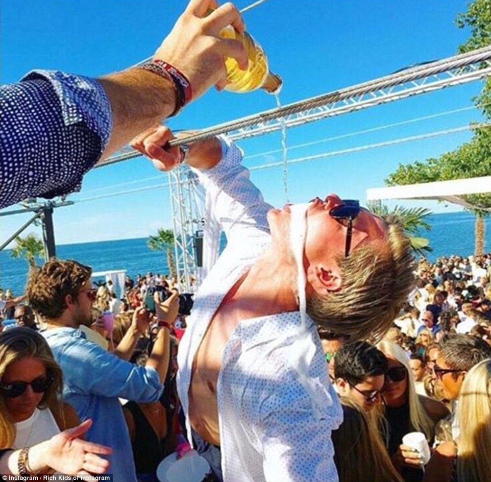 La vida de los niños ricos de Instagram - 3724938C00000578-3735857-_Water_shortage_on_the_island_so_we_had_to_improvise_The_latest_-m-37_1470992007085