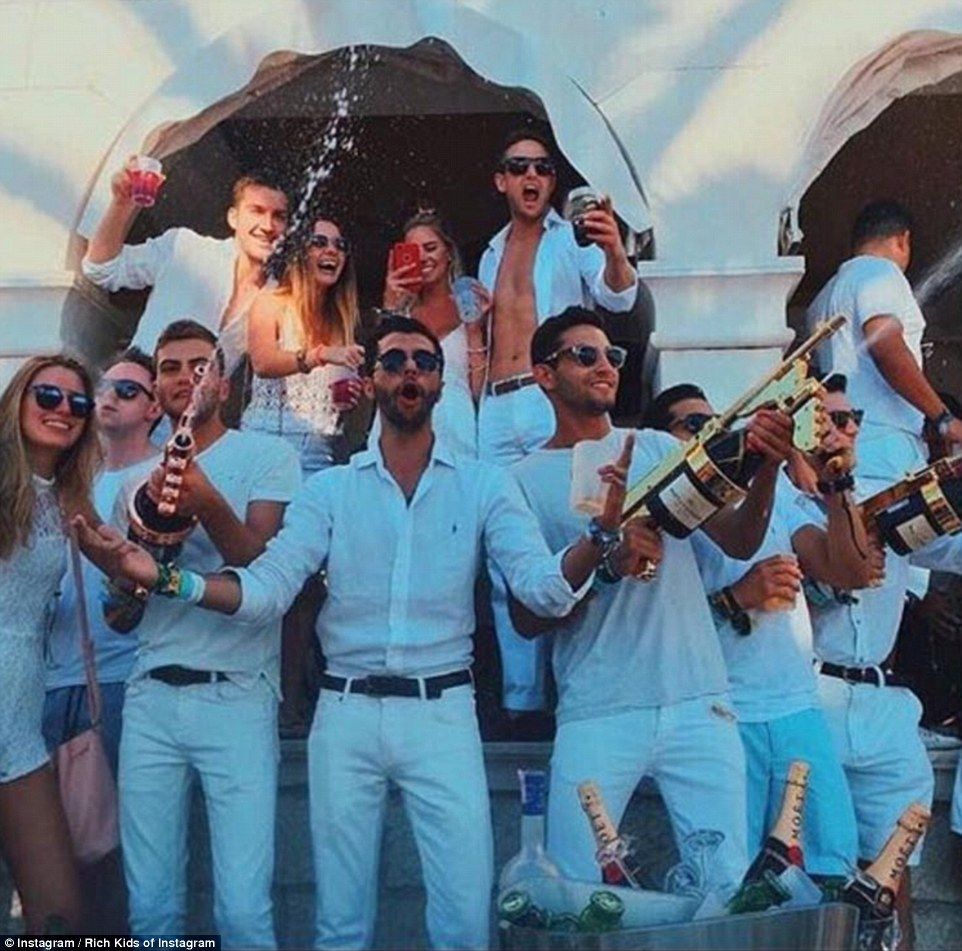 La vida de los niños ricos de Instagram - 372493A200000578-3735857-Champagne_shooters_This_outlandish_snap_stars_Romi_Amoudi_a_Miam-m-46_1470992139477