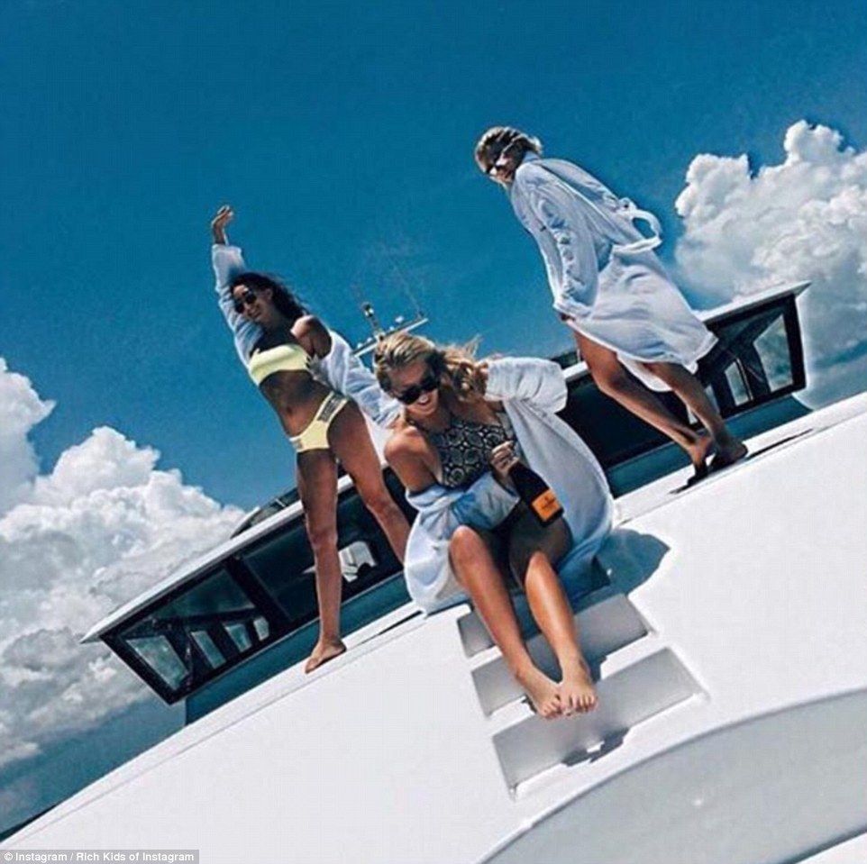 La vida de los niños ricos de Instagram - 372493D700000578-3735857-Just_passing_through_Three_bronzed_private_yacht_passengers_frol-m-44_1470992123017