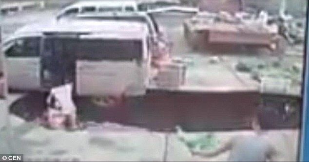 Video: pareja en China cae a un socavón formado repentinamente