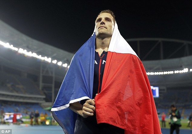 Francés pierde y compara a público brasileño con los nazis - 3746E52400000578-0-image-a-114_1471352122271