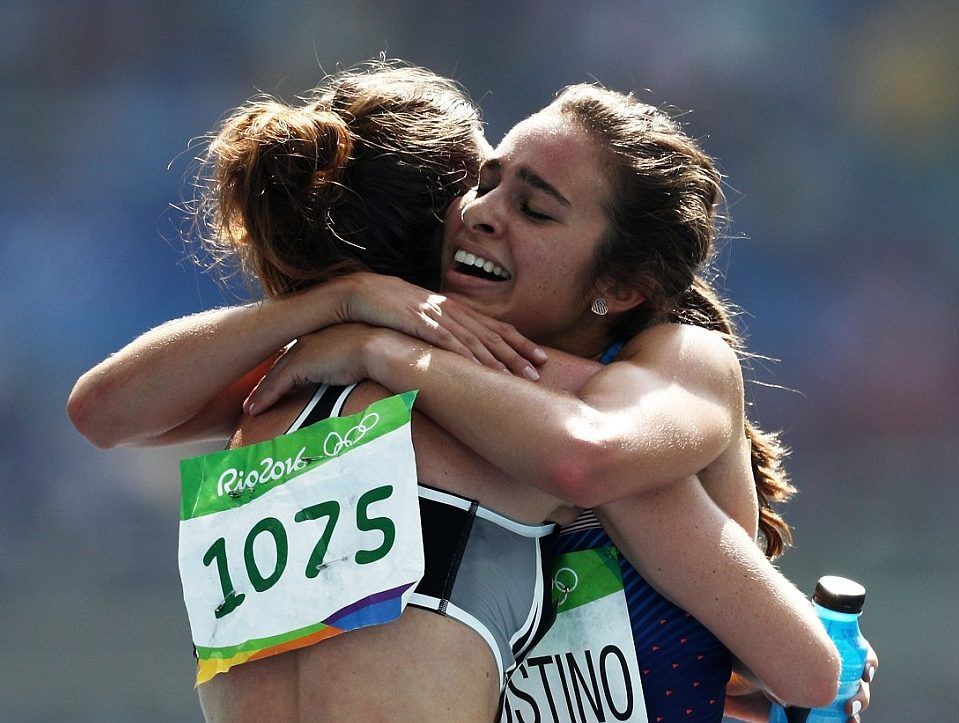 Corredoras caen y se ayudan mutuamente en los JJ.OO.