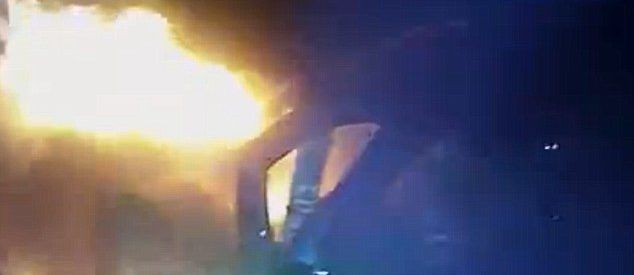 Video: policía rescata a hombre mientras su coche estaba en llamas