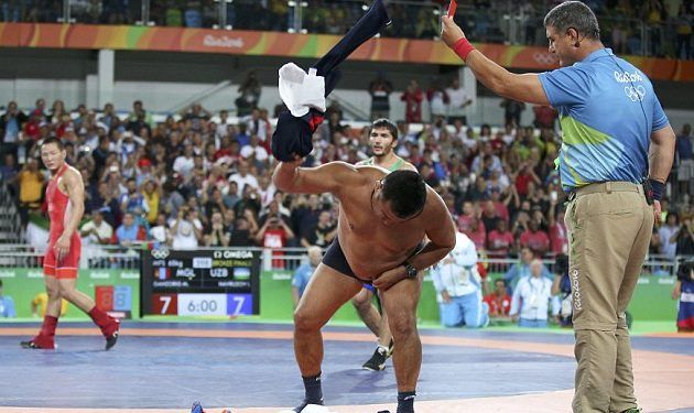 Video: entrenador de Mongolia acabó en calzones por protesta Video: entrenador de Mongolia acabó en calzones por protesta