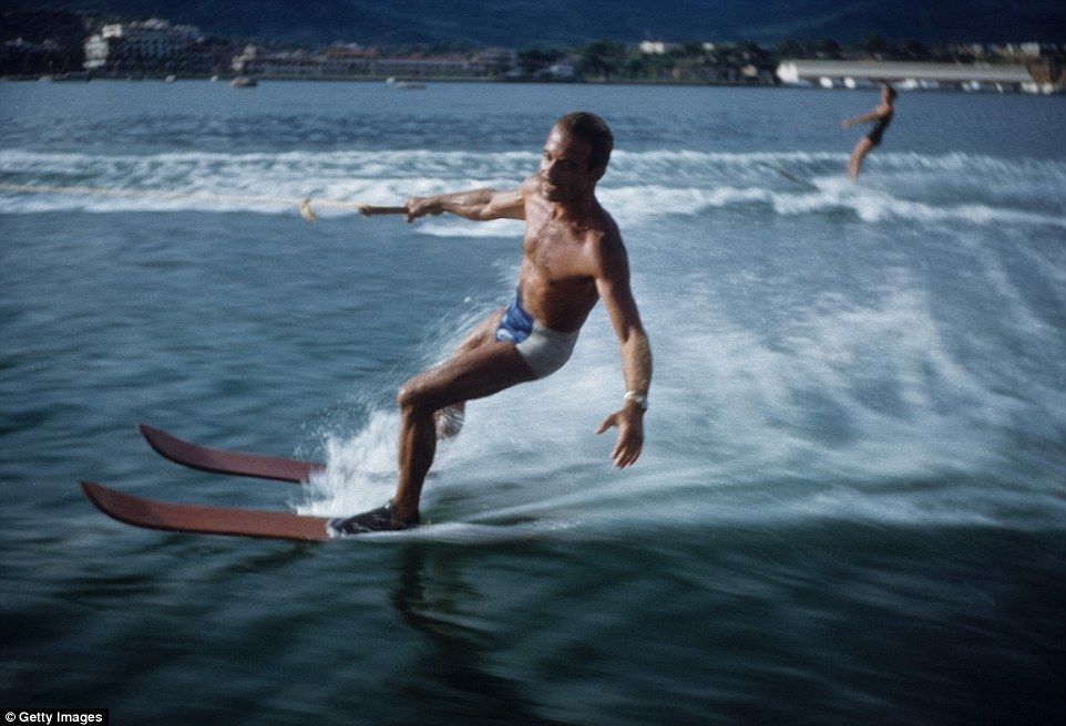 Galería: así era Acapulco en la década de 1950 - 3782CFA700000578-3754847-Several_wealthy_tourists_spent_their_time_water_skiing_while_spe-a-10_1471979805879