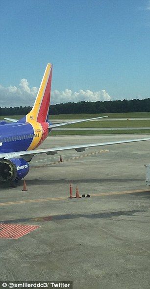 Galería: avión aterriza de emergencia por explosión en motor - 37A4126600000578-3761748-image-a-114_1472332666478