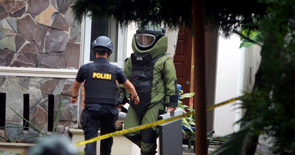 Video: terrorista de Isis ataca a cura y trata de explotar bomba