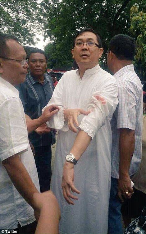 Video: terrorista de Isis ataca a cura y trata de explotar bomba - 37A8330000000578-3762288-image-a-52_1472393544070