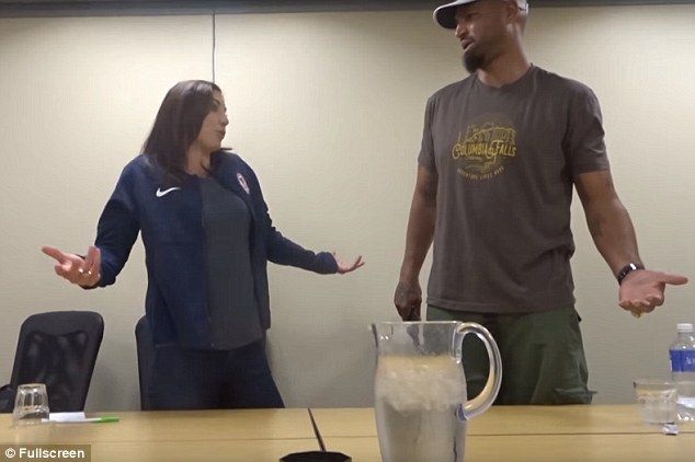 Video: Hope Solo reacciona tras ser despedida de la selección de EE.UU. - 37B8F81300000578-3765492-image-m-3_1472577246619