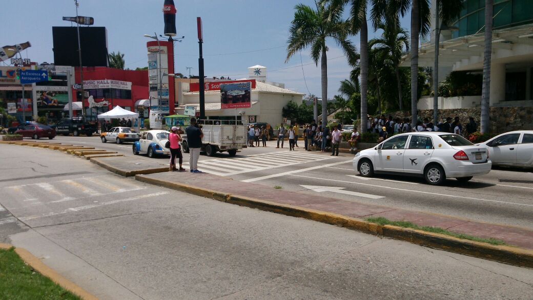 Estudiantes bloquean la Costera de Acapulco - 3f7d9905-e8ab-4be5-b3dc-10777c86e299