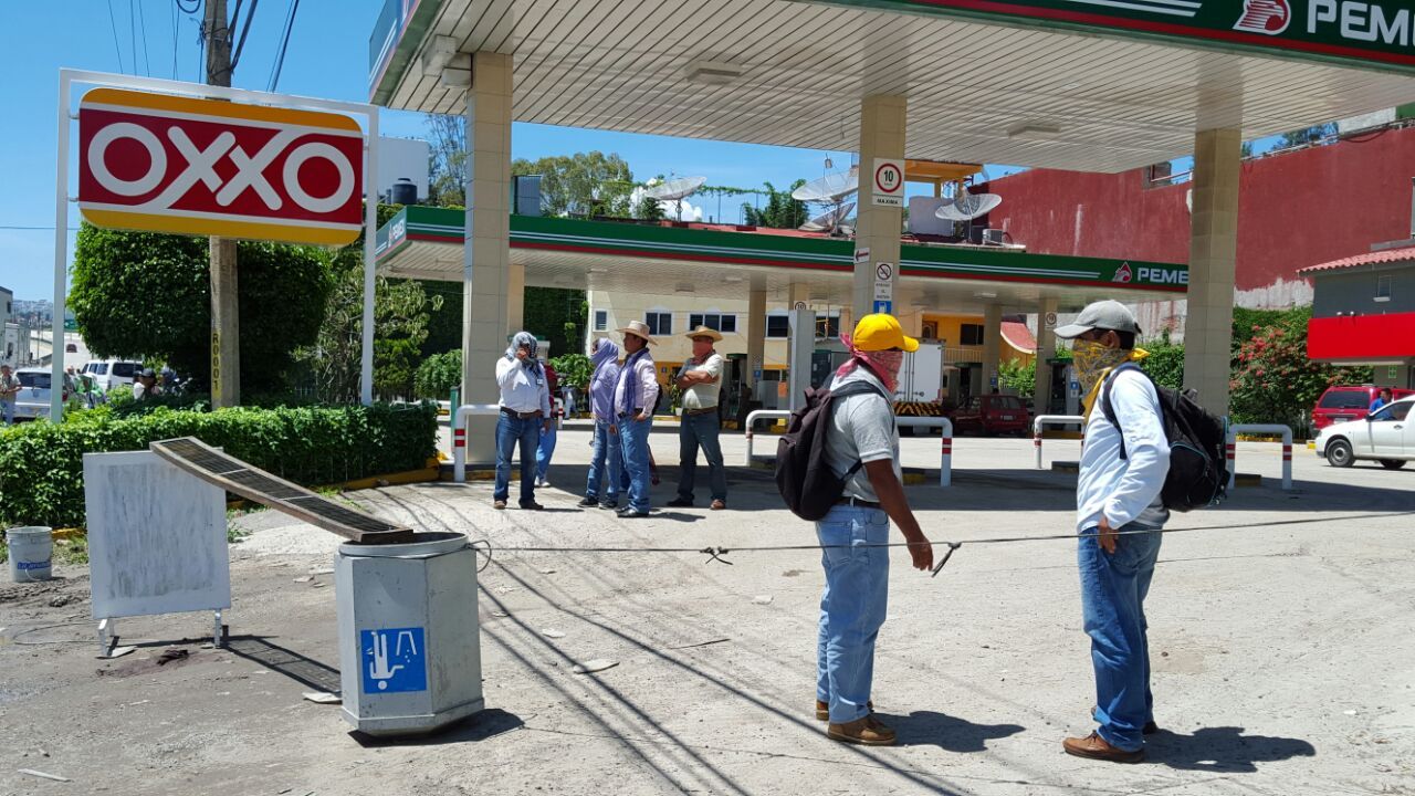 Maestros disidentes cierran gasolineras en Autopista del Sol