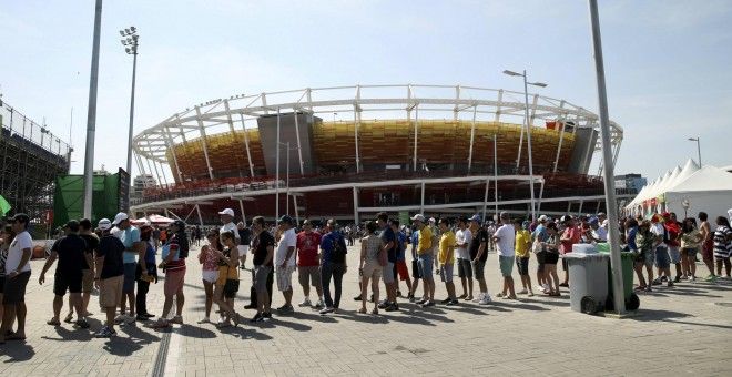 Largas filas y falla de seguridad en primera jornada olímpica en Río