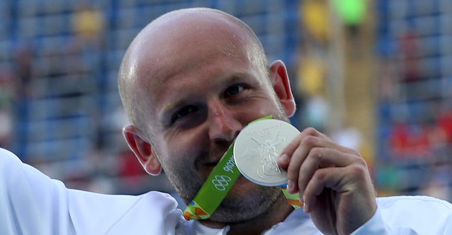 Polaco subastará su medalla para ayudar a niño con cáncer