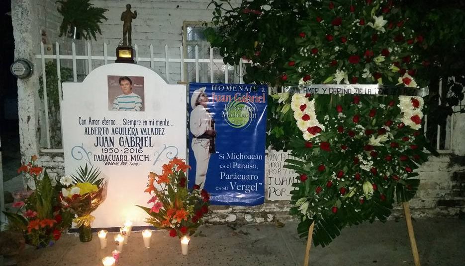 Video: fans de Juan Gabriel se reúnen afuera de las casas del cantante - 712045_paracuaro