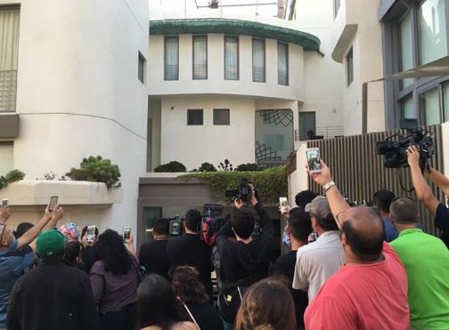 Video: fans de Juan Gabriel se reúnen afuera de las casas del cantante - 74wf