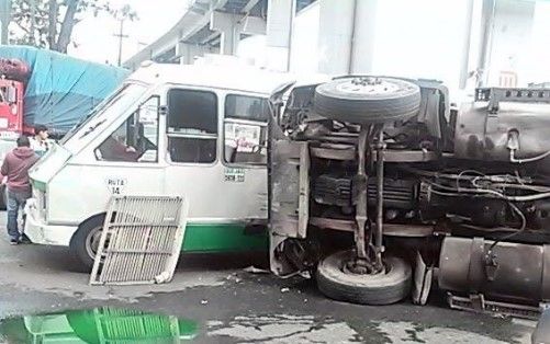 Camión de carga vuelca en Iztapalapa y golpea a microbús