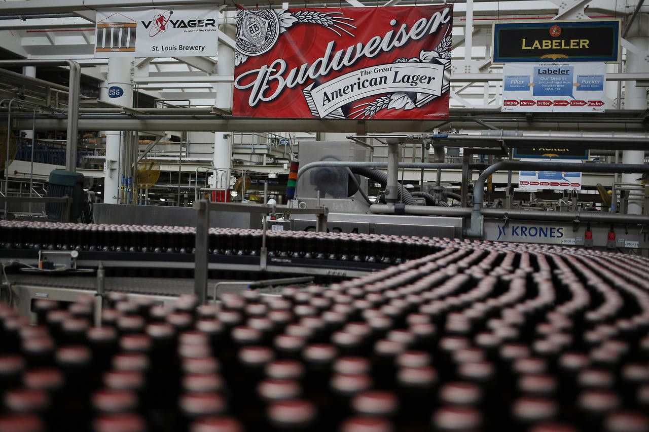 Cervecera AB Inbev recortará miles de empleos tras fusión