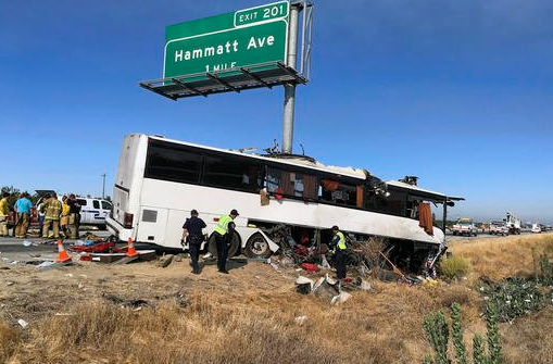 Mueren 3 mexicanos en accidente de autobús en California Mueren 3 mexicanos en accidente de autobús en California