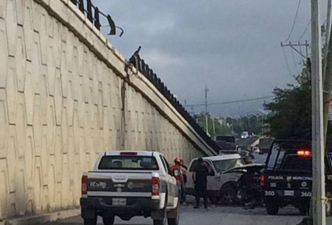 Conductor cae de puente y muere en Monterrey
