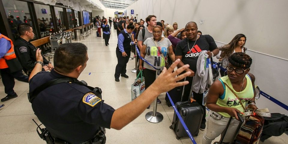Falsa alarma provoca pánico en aeropuerto de Los Ángeles