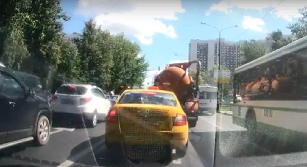 Video: explota camión de aguas residuales y baña a automóviles