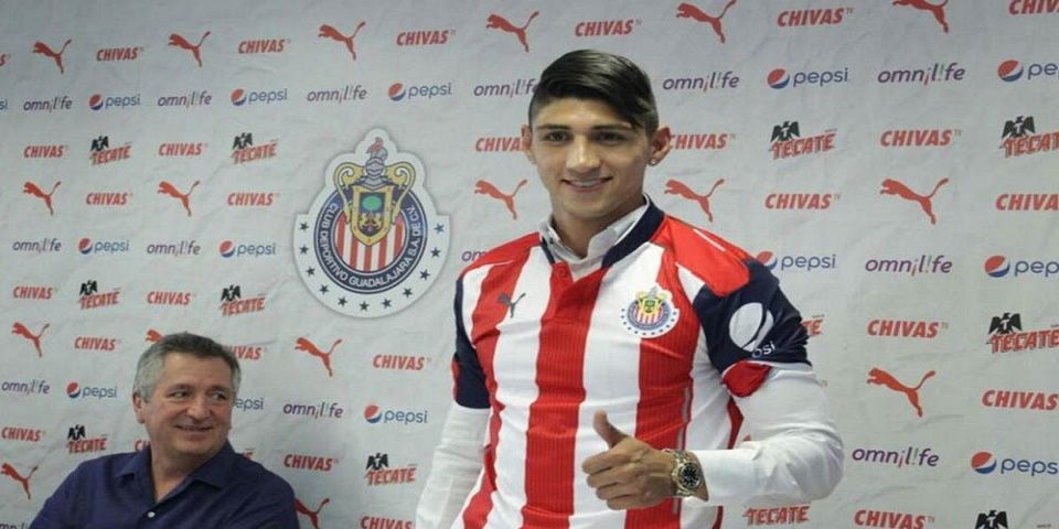 Presentan a Alan Pulido con las Chivas
