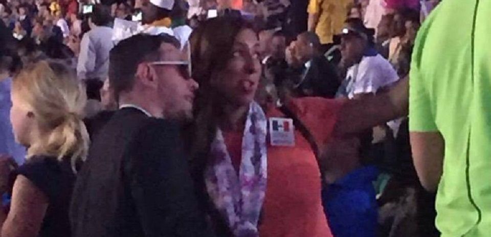 Alfredo Castillo defiende a su acompañante