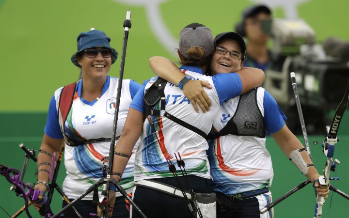 Despiden a director de diario italiano tras llamar “gorditas” a atletas - Arqueras-italianas