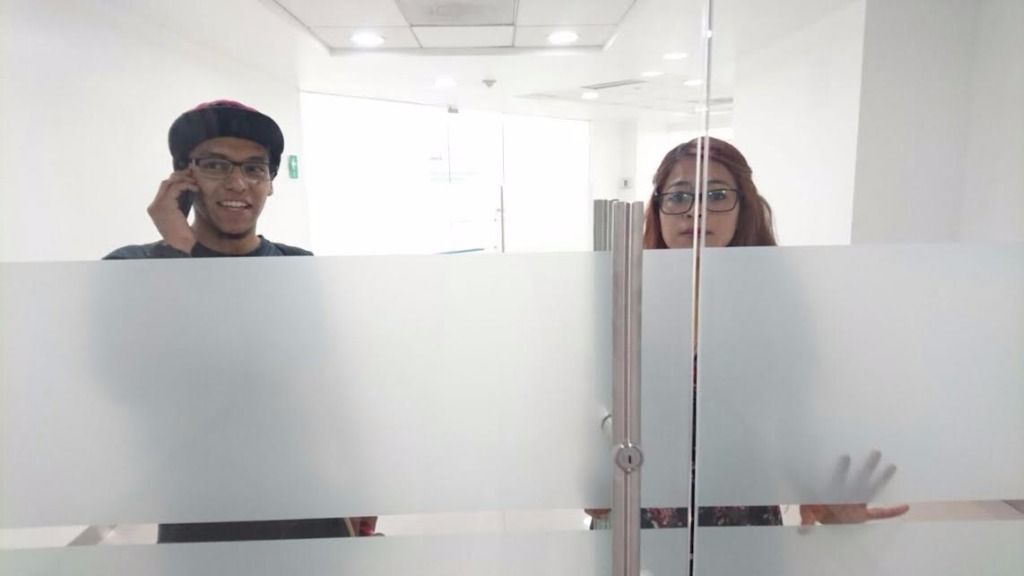Jóvenes quedan atrapados en un Bancomer del Centro Histórico