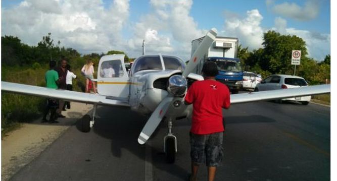 Aterriza avión pequeño de emergencia en autopista de República Dominicana