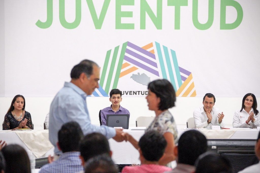 Héctor Astudillo entregó reconocimiento a ganador del Premio Nacional de la Juventud 2016 - BOL.-1249-ENTREGÓ-HAF-RECONOCIMIENTO-A-GANADOR-DEL-PREMIO-NACIONAL-DE-LA-JUVENTUD-2016-2-1024x683