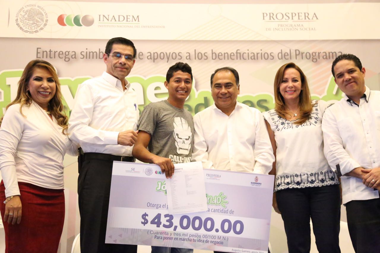 Entregan apoyos económicos a jóvenes en Guerrero
