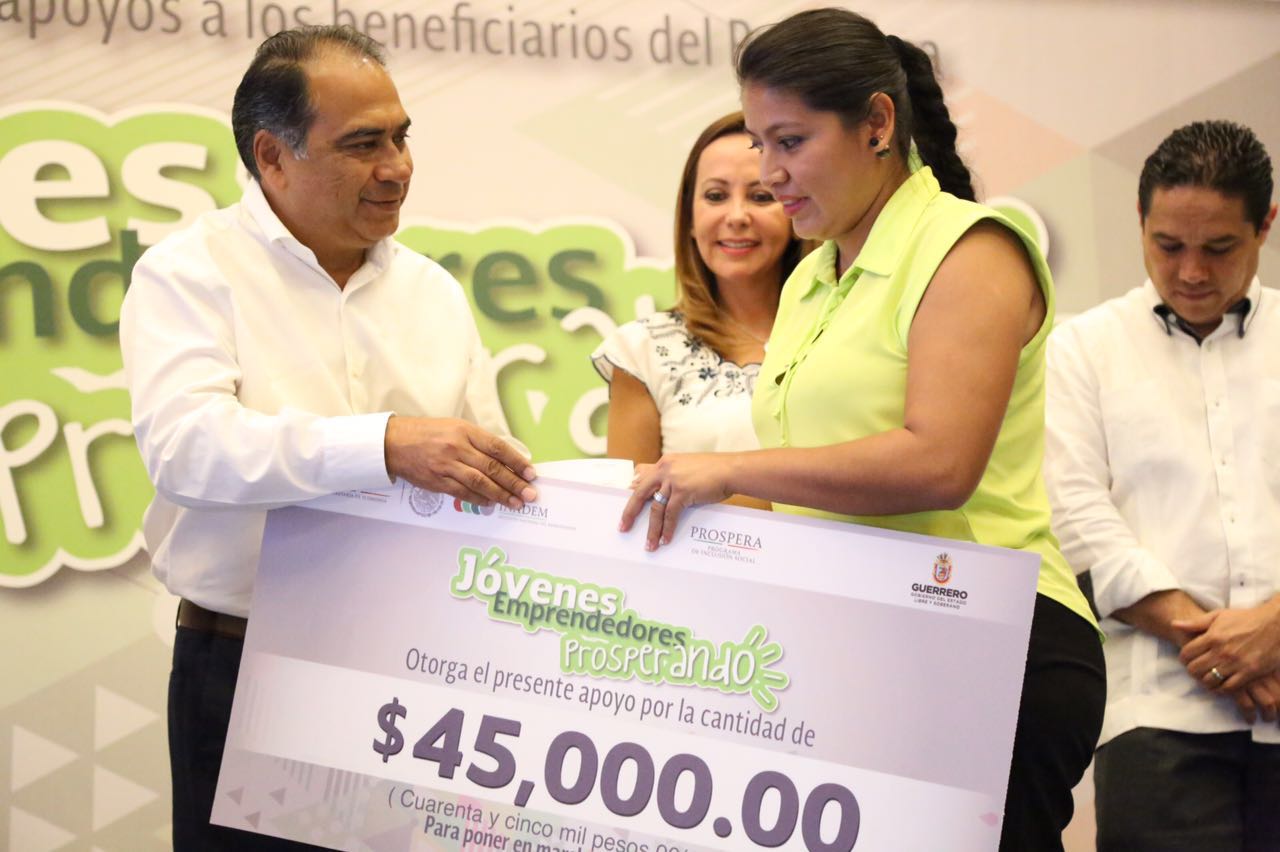 Entregan apoyos económicos a jóvenes en Guerrero - BOL.-1313-APROVECHEMOS-EL-POTENCIAL-DE-LOS-JÓVENES-PARA-DIVERSIFICAR-LA-ECONOMÍA-EXPRESÓ-EL-GOBERNADO-4