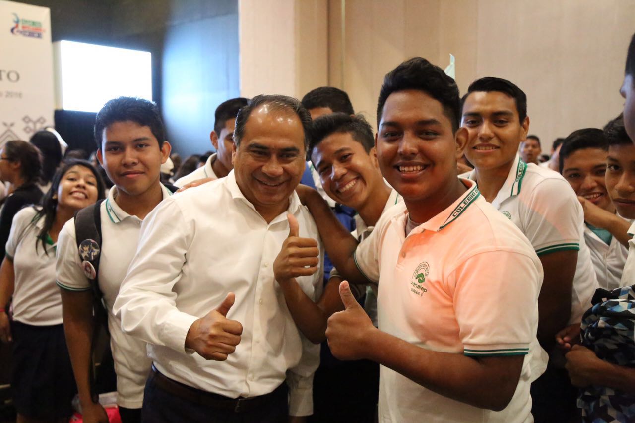 Entregan apoyos económicos a jóvenes en Guerrero - BOL.-1313-APROVECHEMOS-EL-POTENCIAL-DE-LOS-JÓVENES-PARA-DIVERSIFICAR-LA-ECONOMÍA-EXPRESÓ-EL-GOBERNADO-5