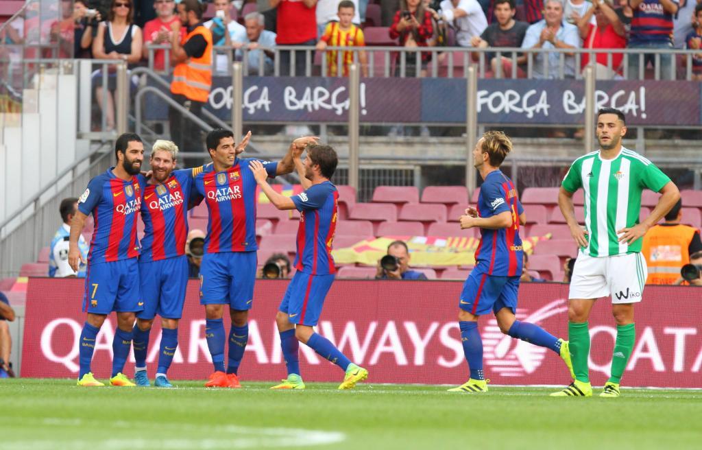 Barcelona aplasta en inicio de defensa del título en La Liga