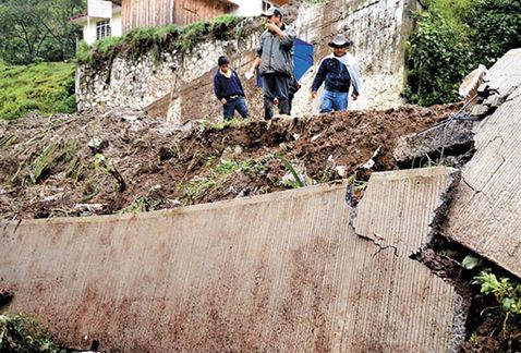 “Earl” ya ha cobrado la vida de 10 personas en Veracruz - Barda-colapsada-construccion-Temazolapa_MILIMA20160807_0037_30