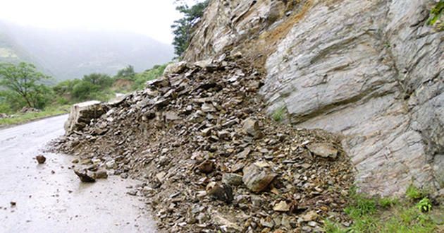 “Earl” ya ha cobrado la vida de 10 personas en Veracruz - Barry-provoca-deslave-carretera-1815398
