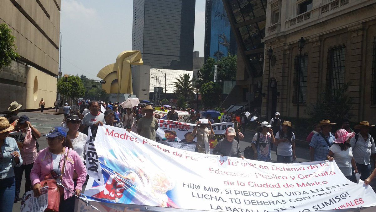 Manifestantes afectan tránsito vial en inmediaciones de la Segob