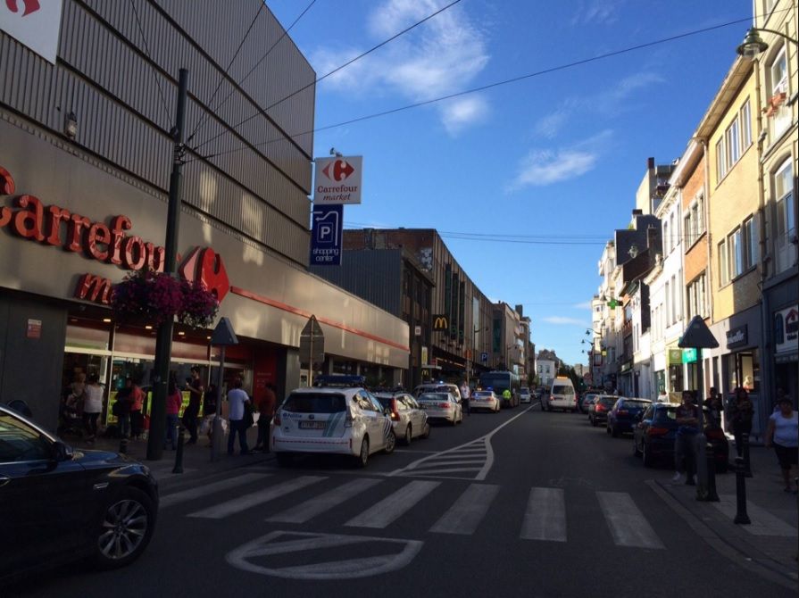 Mujer ataca a tres personas con machete en autobús de Bruselas