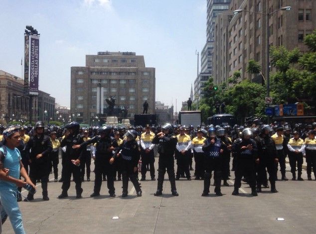 CNTE llega a la Plaza de la Constitución - CNTE-hemiciclo-a-juarez-S-Servin2