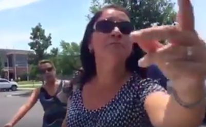 Agreden a mexicana que dejó perro dentro de auto