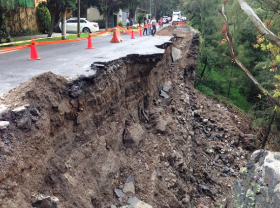 Calle en Chapultepec cerrada tras deslave