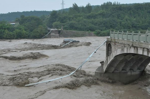 Tres muertos en China por colapso de puente