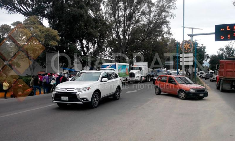 Instala Sección 22 retén en el crucero del Aeropuerto de Oaxaca
